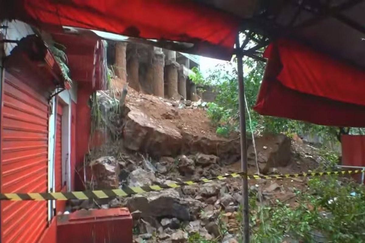 Chuva forte causa quedas de árvores e deslizamentos de terra em Salvador e RMS nesta segunda-feira (8)