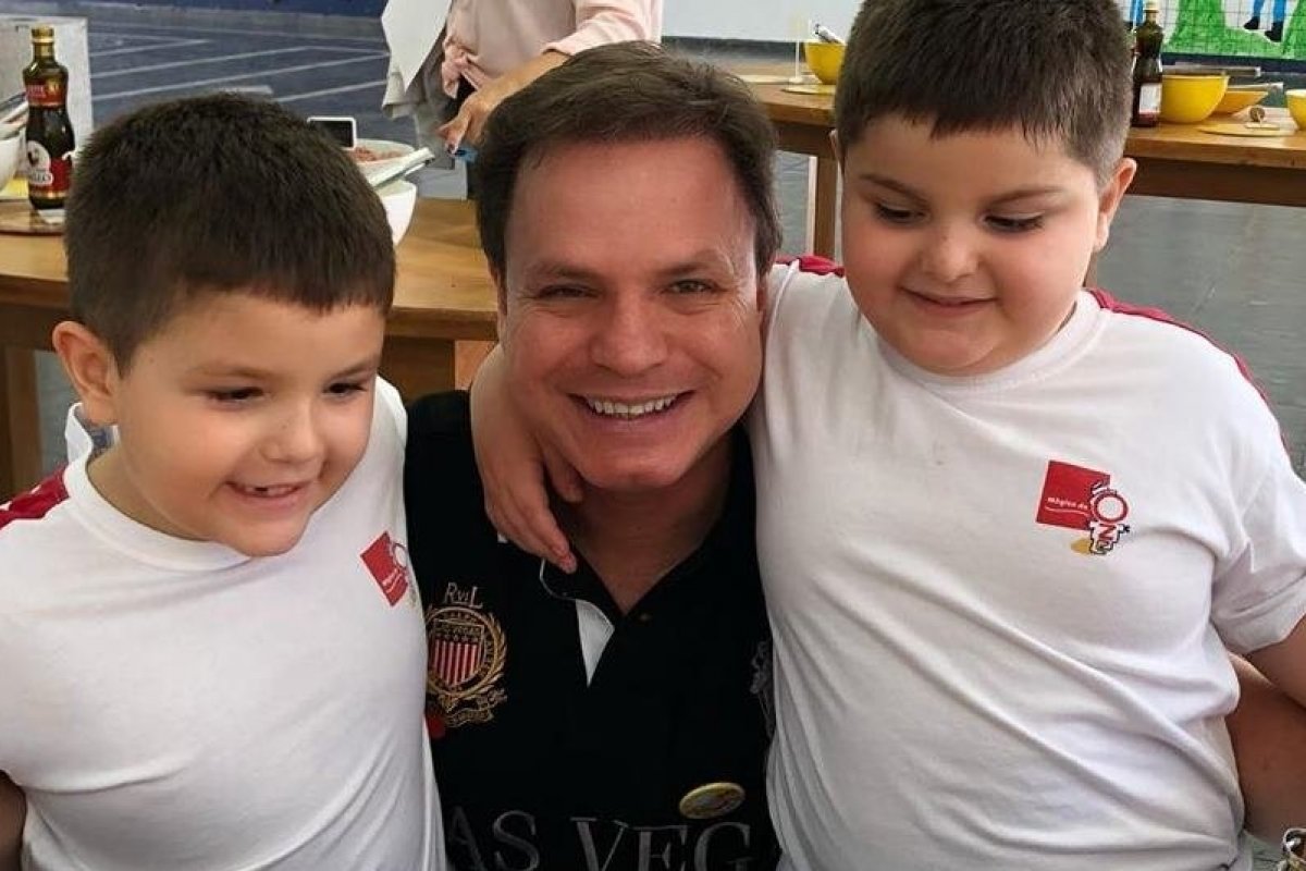 Filho de ex-Polegar sofre parada respiratória em aeroporto e é salvo pelo pai