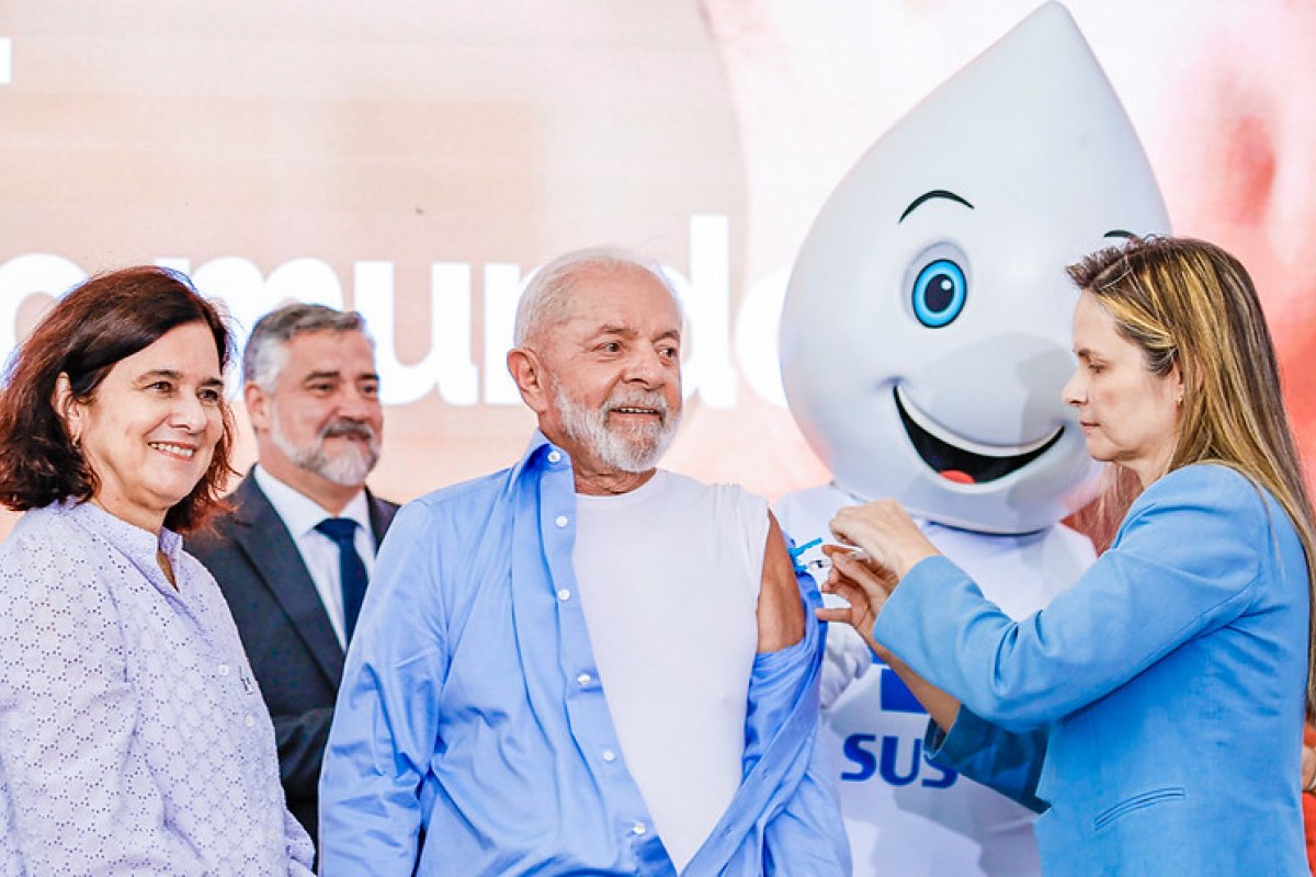 Lula toma vacina contra gripe e dispara: ‘a gente não vira jacaré’