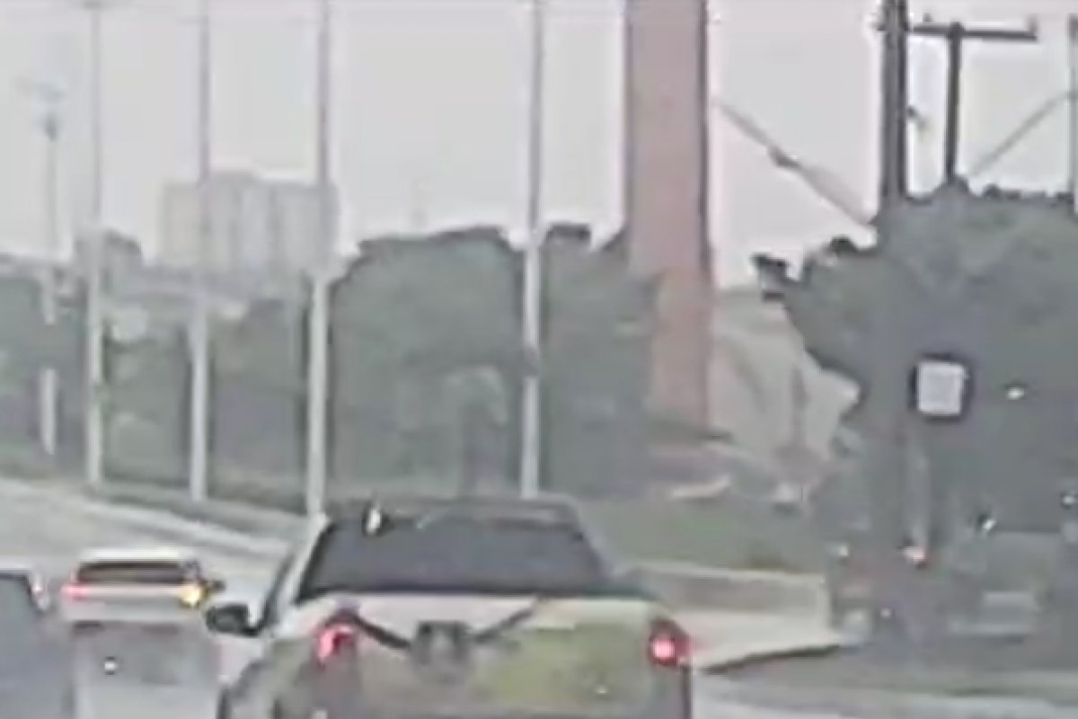 Vídeo: Fortes chuvas provocam alagamentos em vias de Salvador nesta segunda-feira (8)