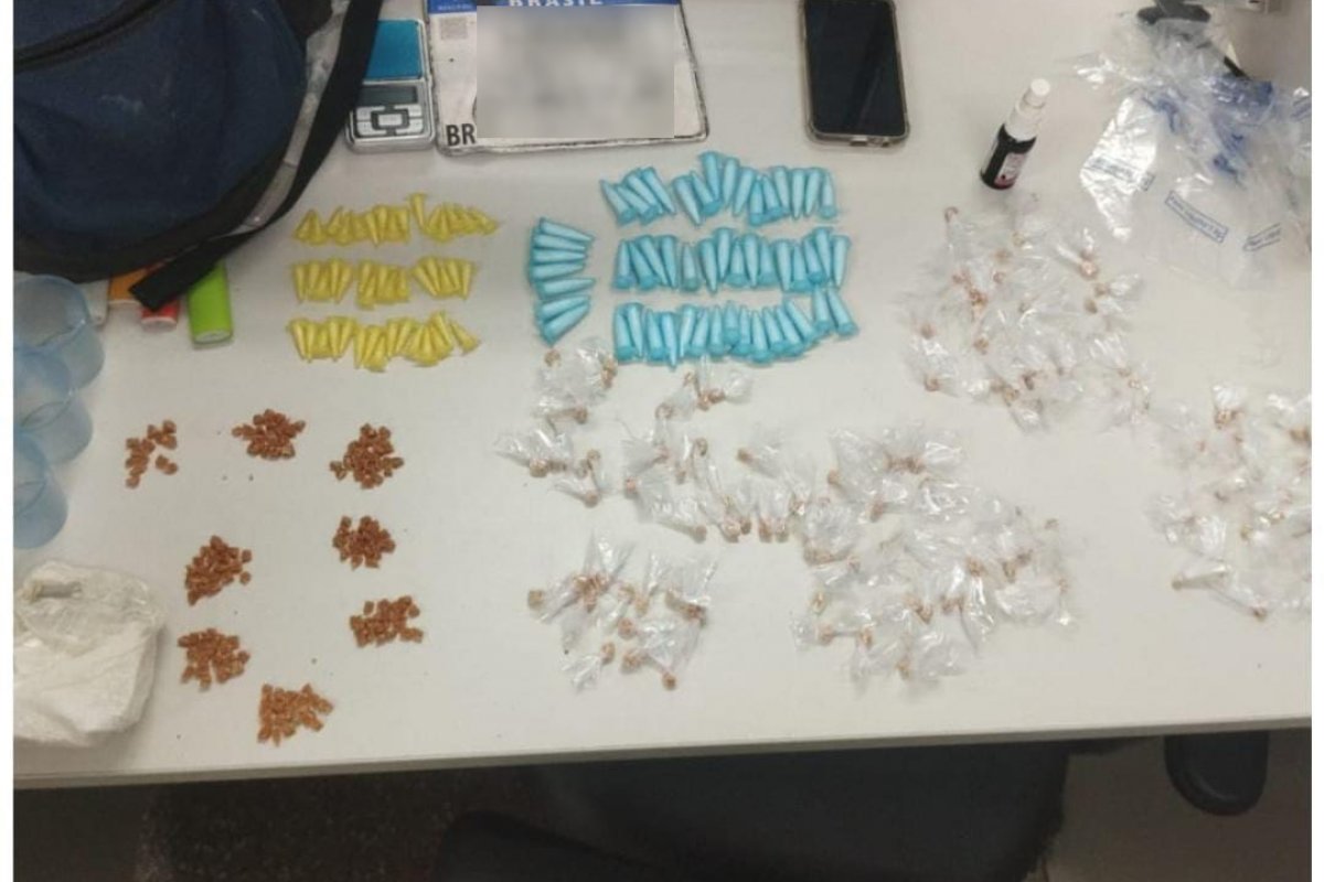 Homem é preso com 384 porções de drogas em Camaçari