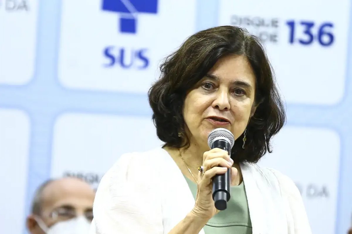 Ministra da Saúde repassou R$ 51 mi a mais para cidade que emprega filho como secretário