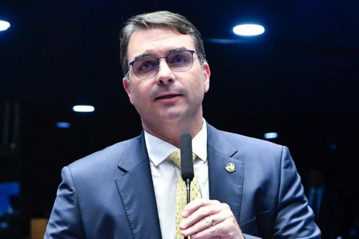 Flávio Bolsonaro afirma não apoiar impeachment de Moraes