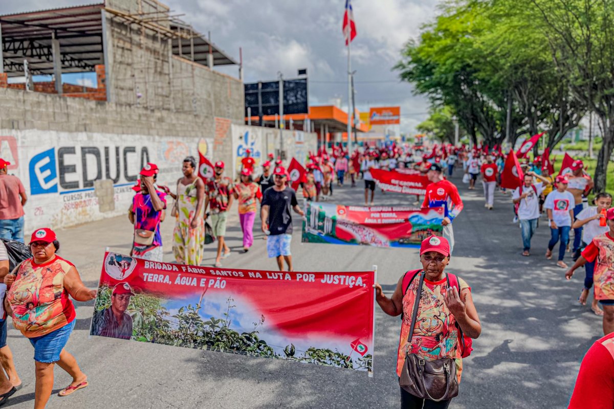 Vídeo: MST ameaça pessoas com paus e facões em Feira de Santana