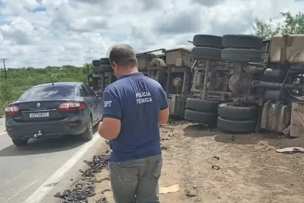 Motorista morre após carreta tombar na BR-116