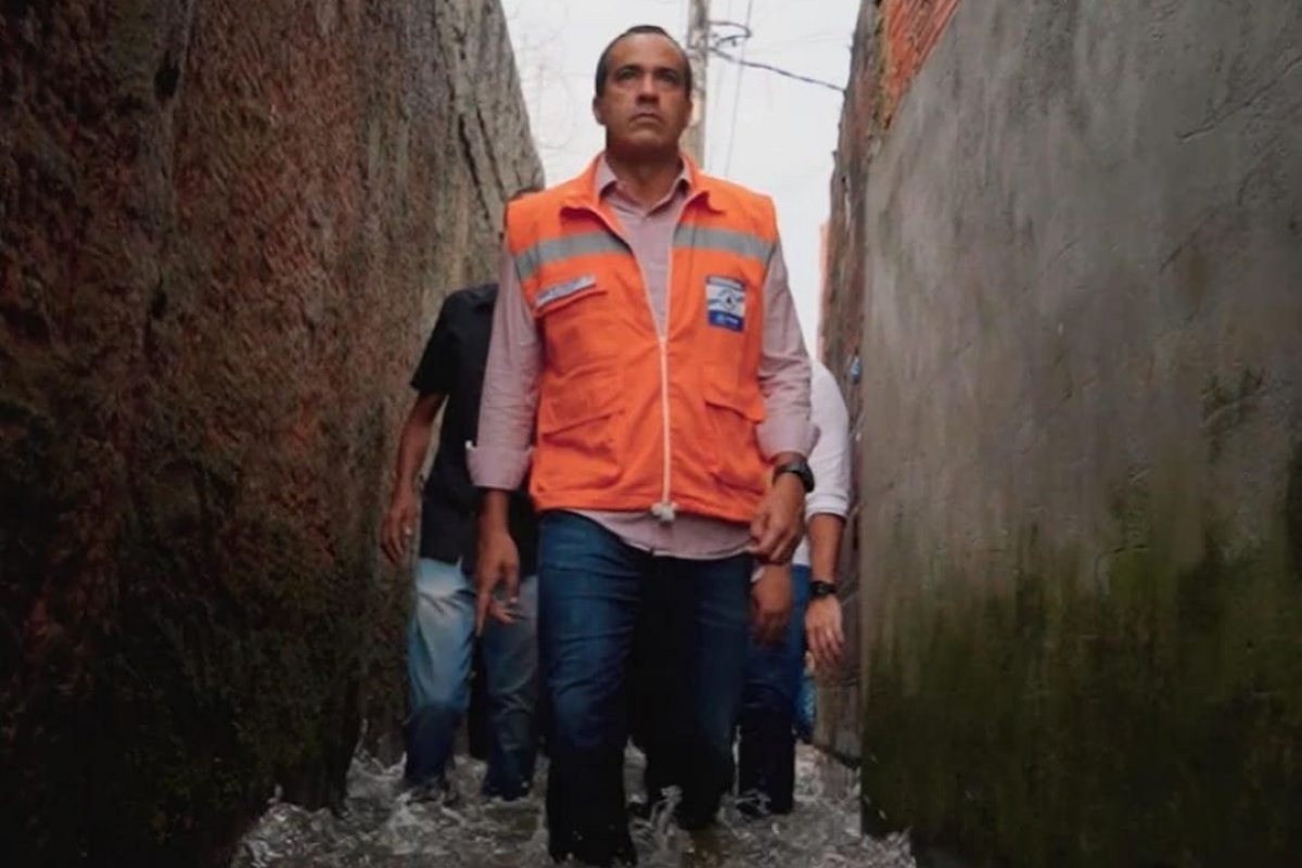 Em meio a rua alagada, Bruno Reis é criticado por foto considerada "artística"