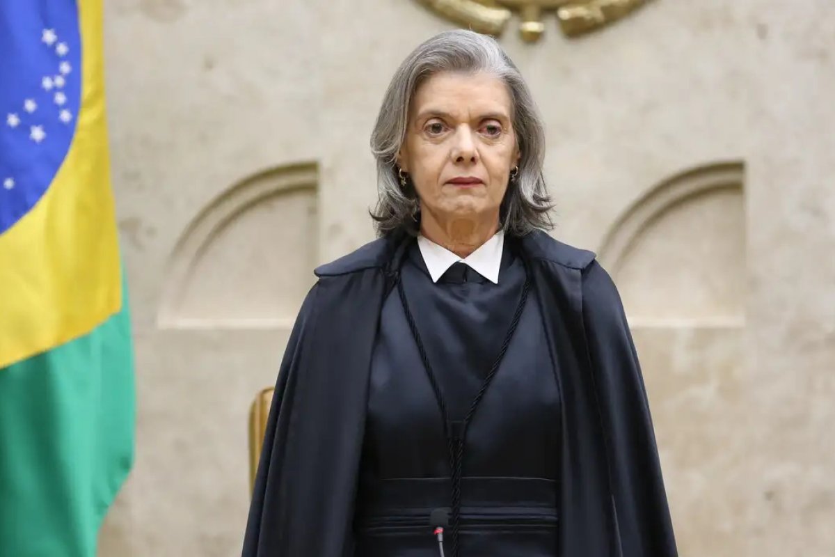 "Decisão pode ser criticada e questionada, mas não pode ser descumprida", diz Cármen Lúcia