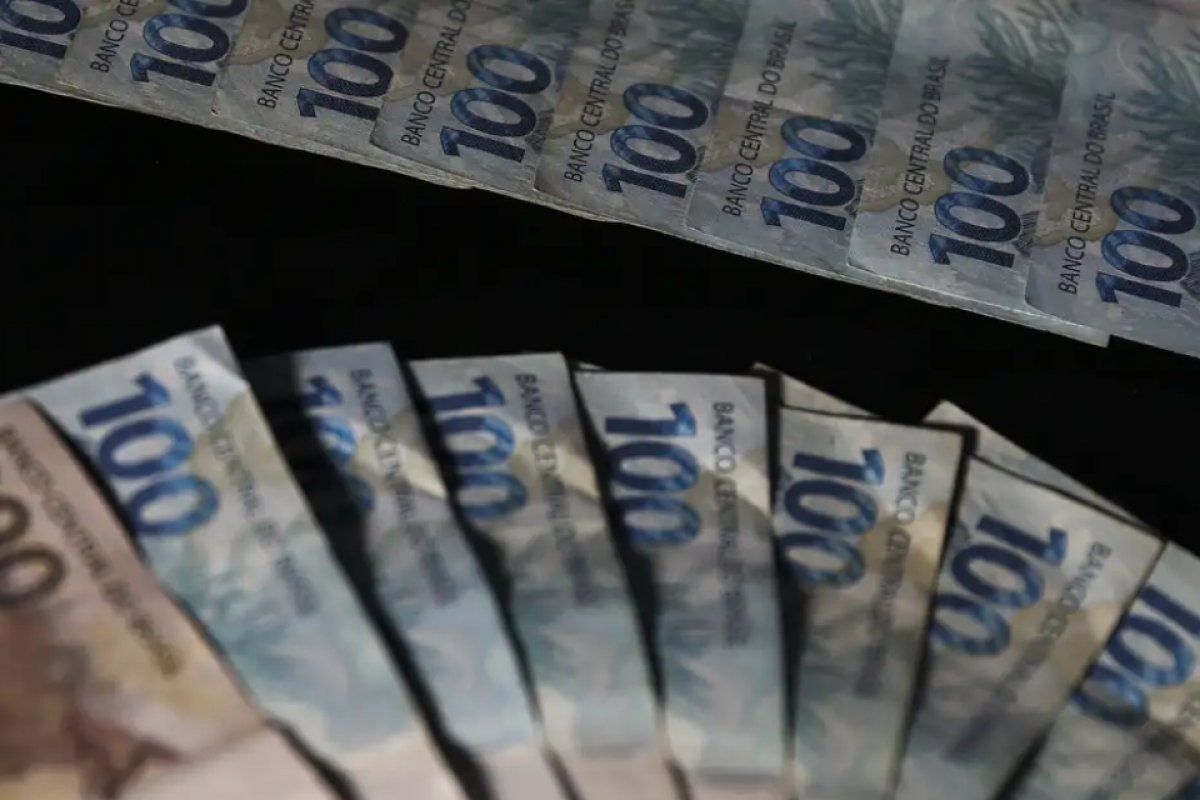 Funcionária processa empresa por demissão, mas acaba pagando R$ 100 mil