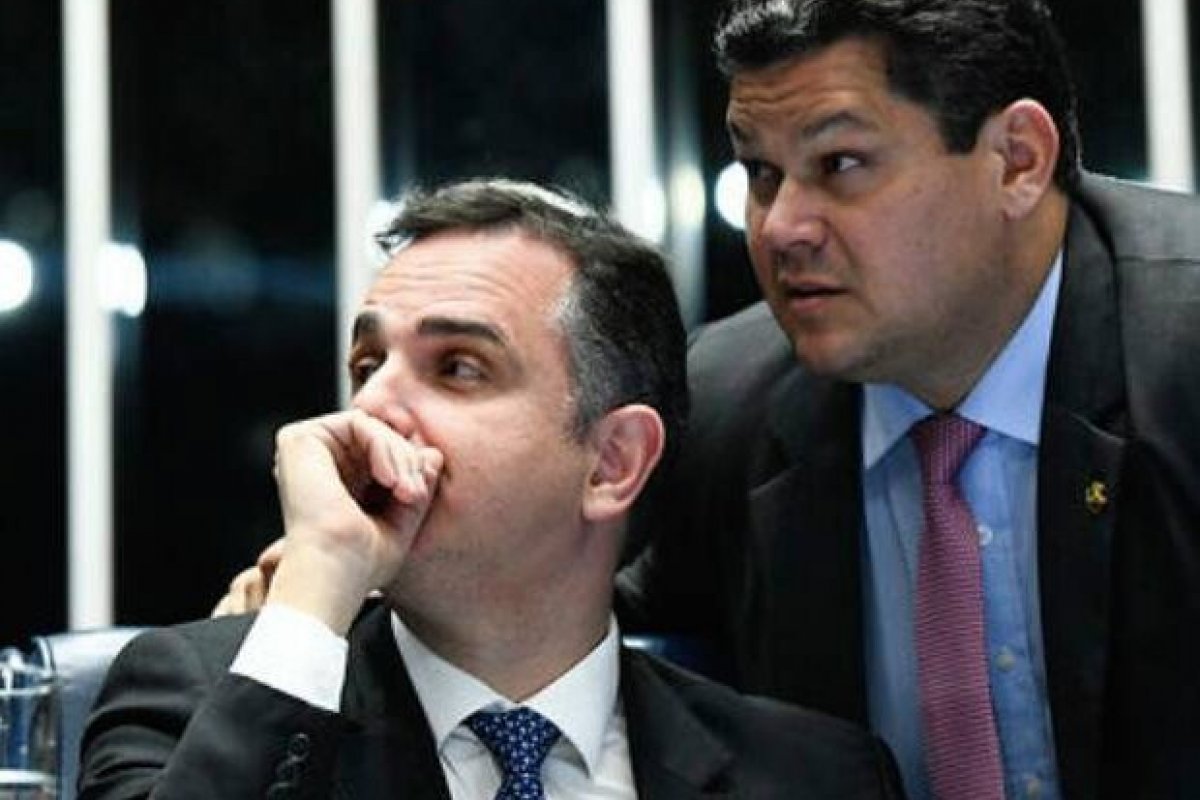 Alcolumbre e Pacheco tentam avançar com PEC que cria penduricalho para juiz e promotor