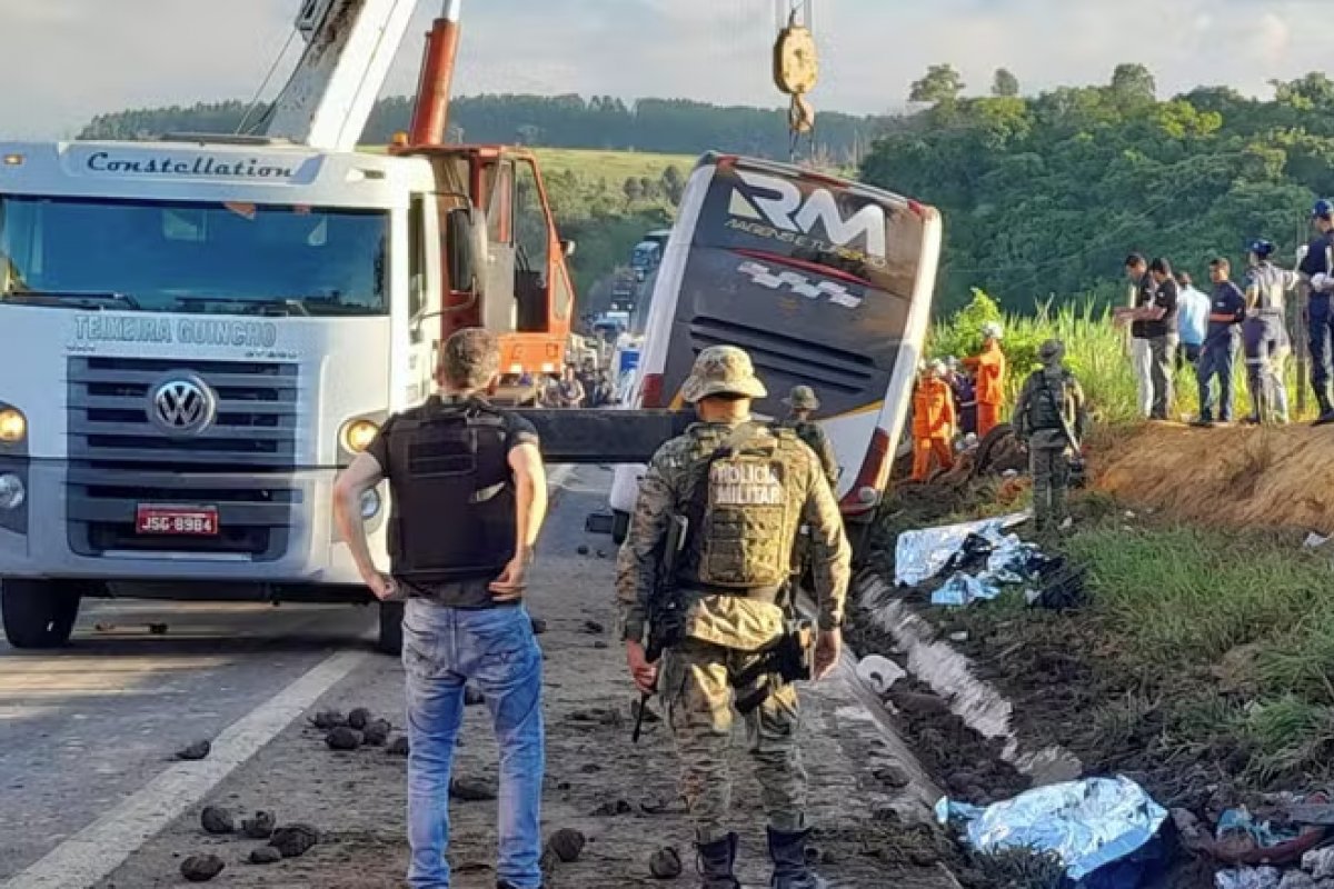 Ônibus de turismo do Rio tomba em rodovia na Bahia e deixa 8 mortos e 23 feridos