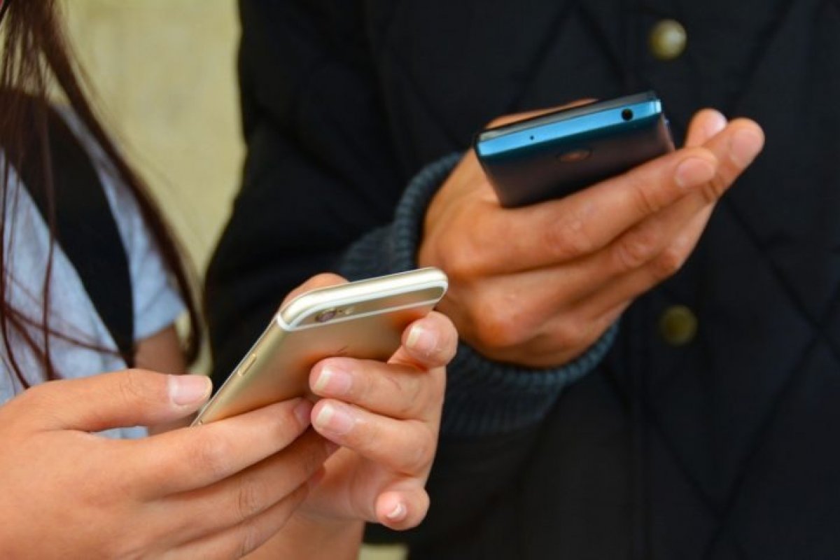Brasileiros ficaram mais de 3 horas por dia no celular em 2023, diz pesquisa