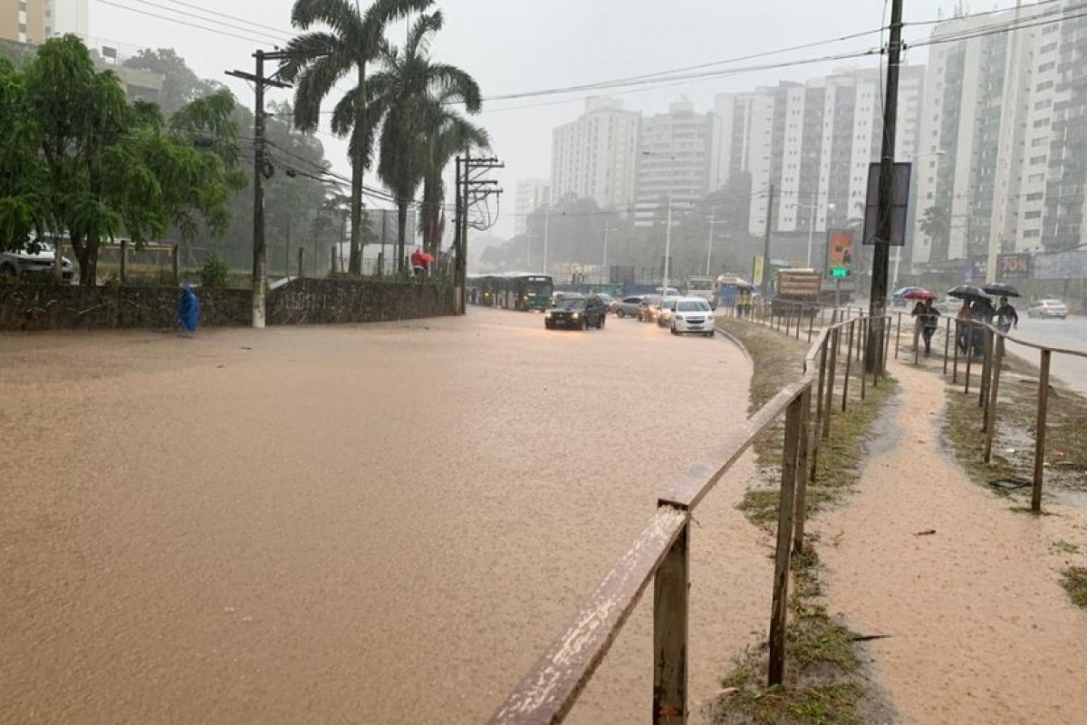 Falta de manutenção preventiva dos canais de Salvador contribui para os alagamentos na cidade, explica especialista