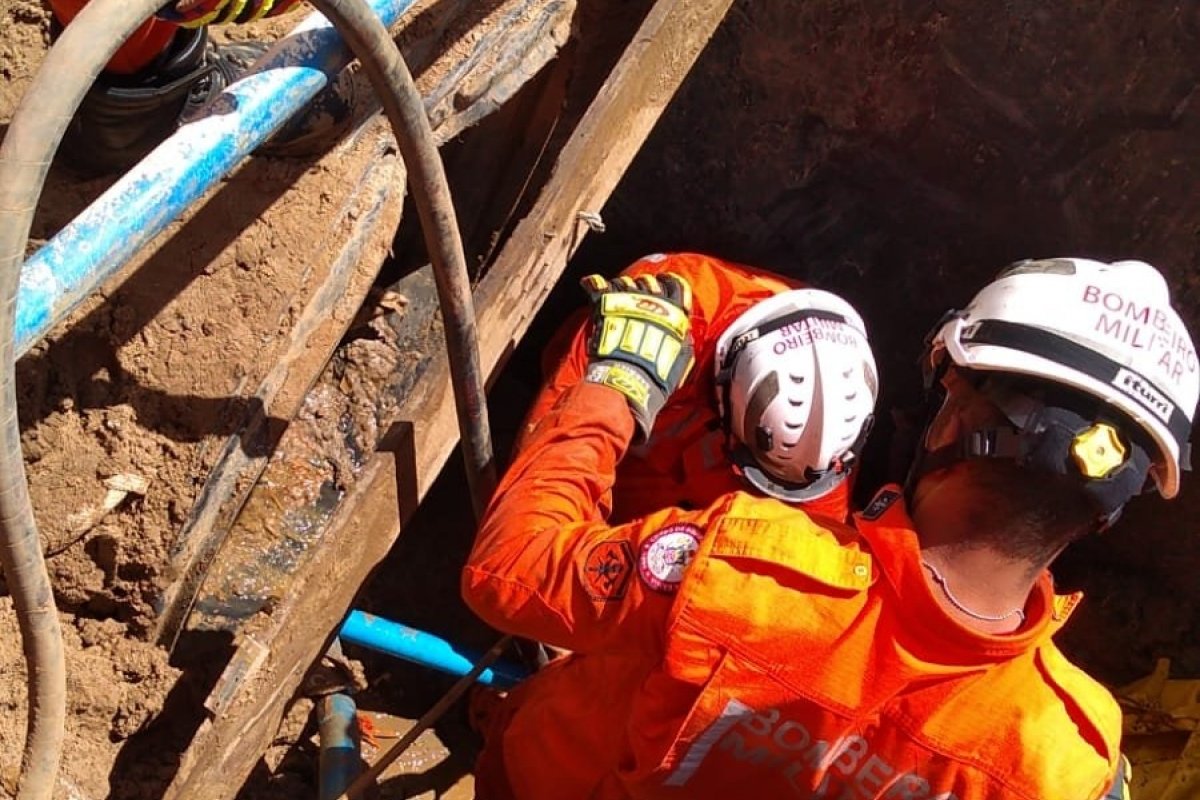 Operário fica preso em tubulação de esgoto em Salvador