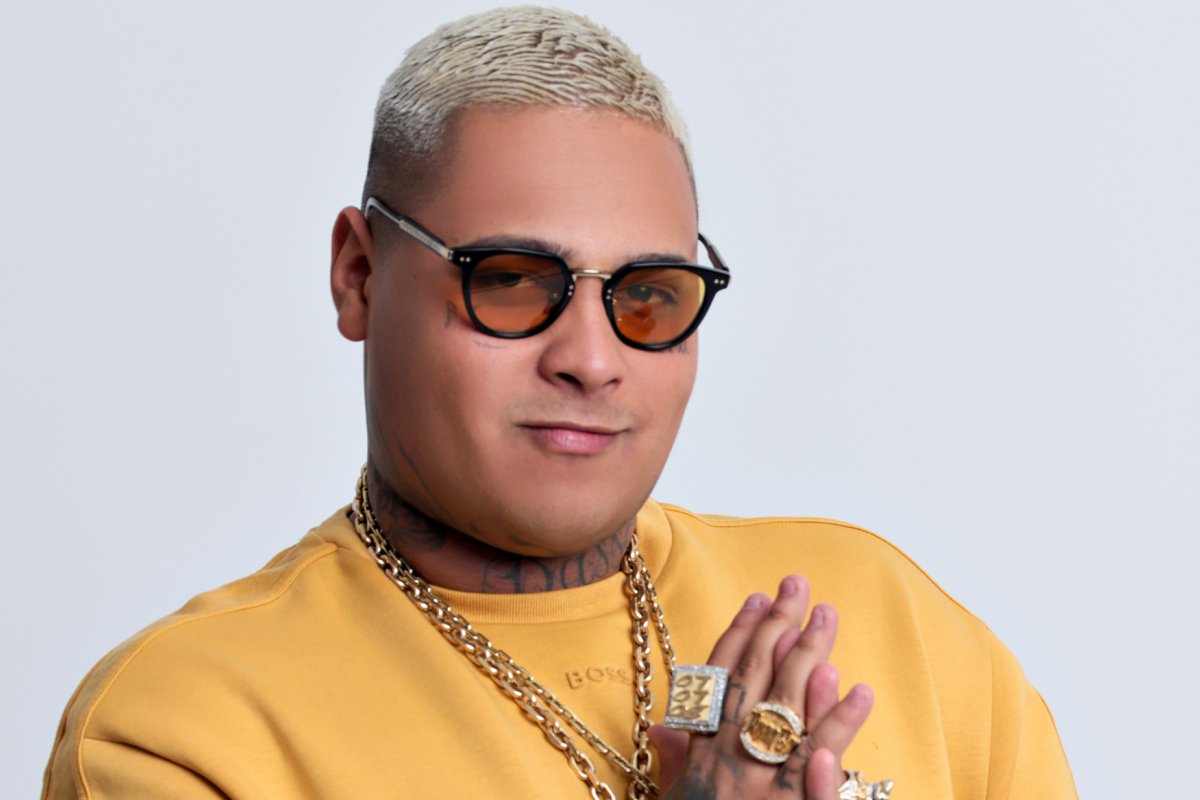 Mc Ryan SP é levado para a PF depois da polícia constatar restrições em veículo