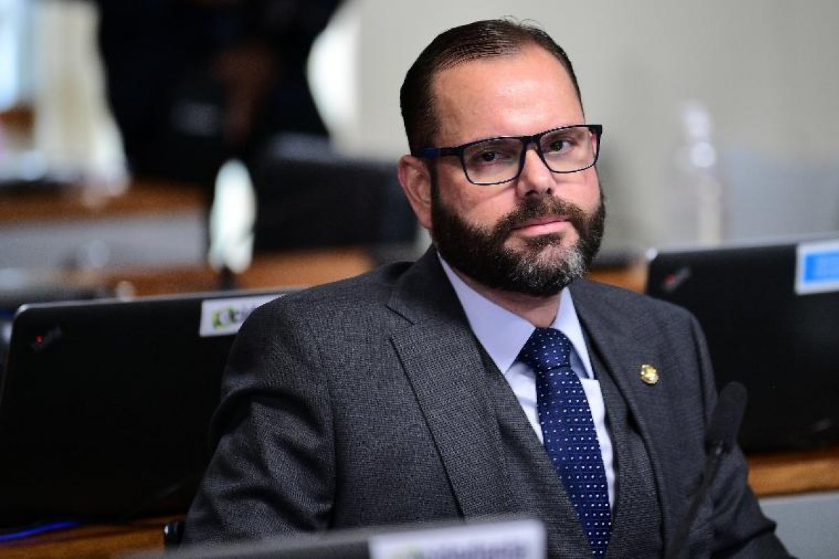 Projeto que limita remoção de perfis em redes sociais avança no Senado