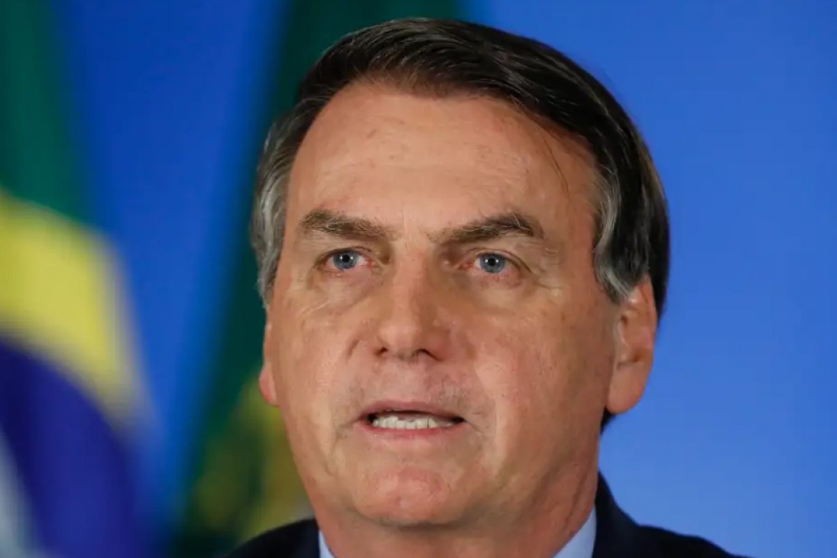 Bolsonaro processa União por falas de Lula sobre móveis