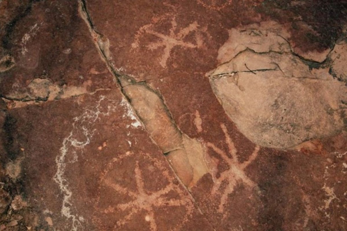 Iphan reconhece único sítio do mundo com pegadas de dinossauro em associação com arte rupestre