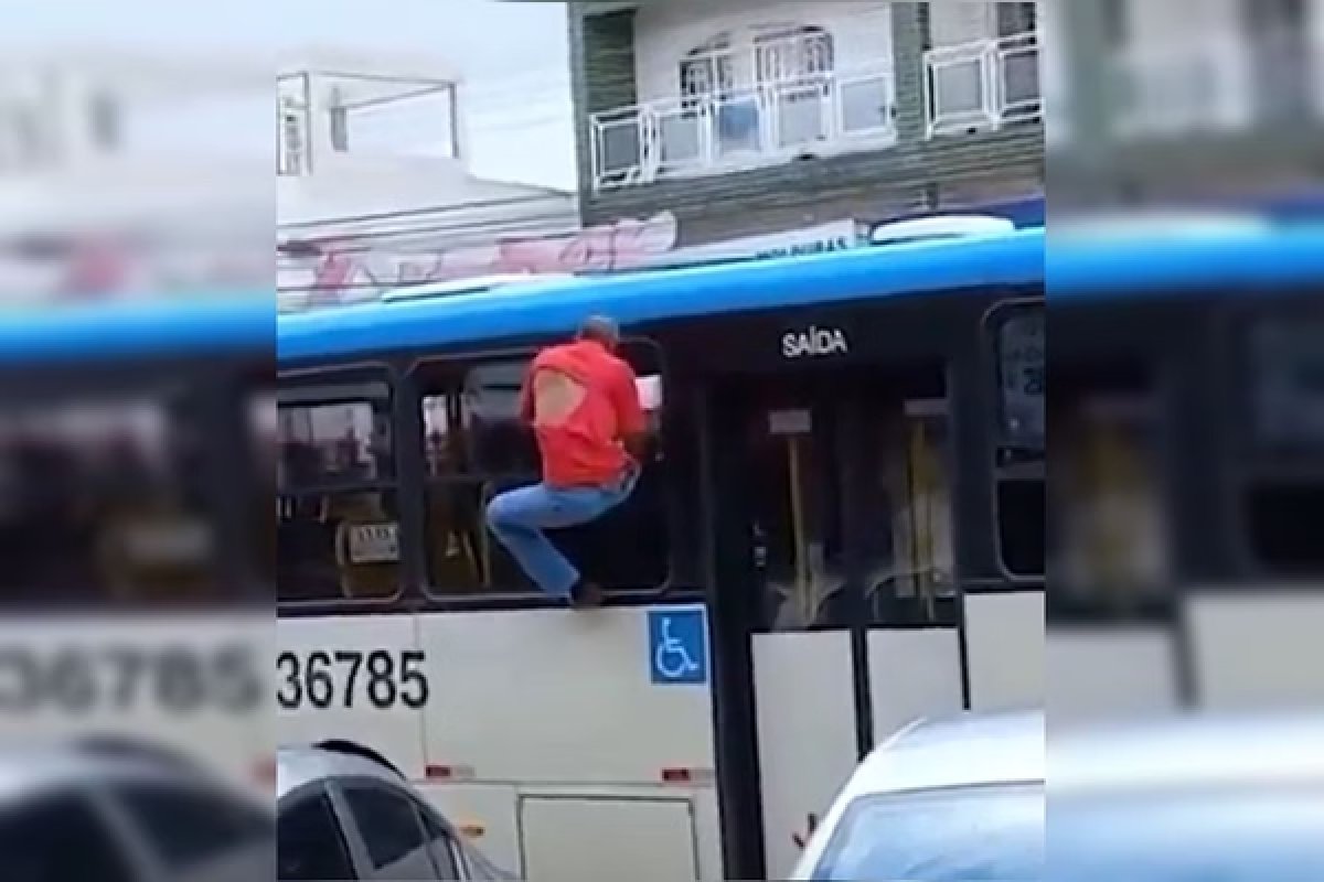 Vídeo: Homem assedia mulher em ônibus e tenta fugir pela janela no DF