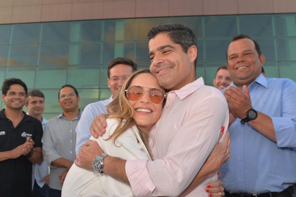 Cláudia Leitte presenteia inauguração do Centro de Convenções com um show