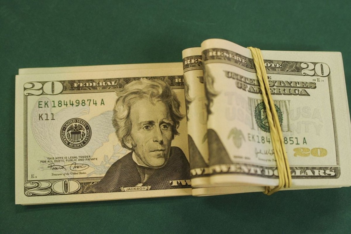 Dólar ultrapassa R$ 4,18 e fecha no maior valor em 40 dias