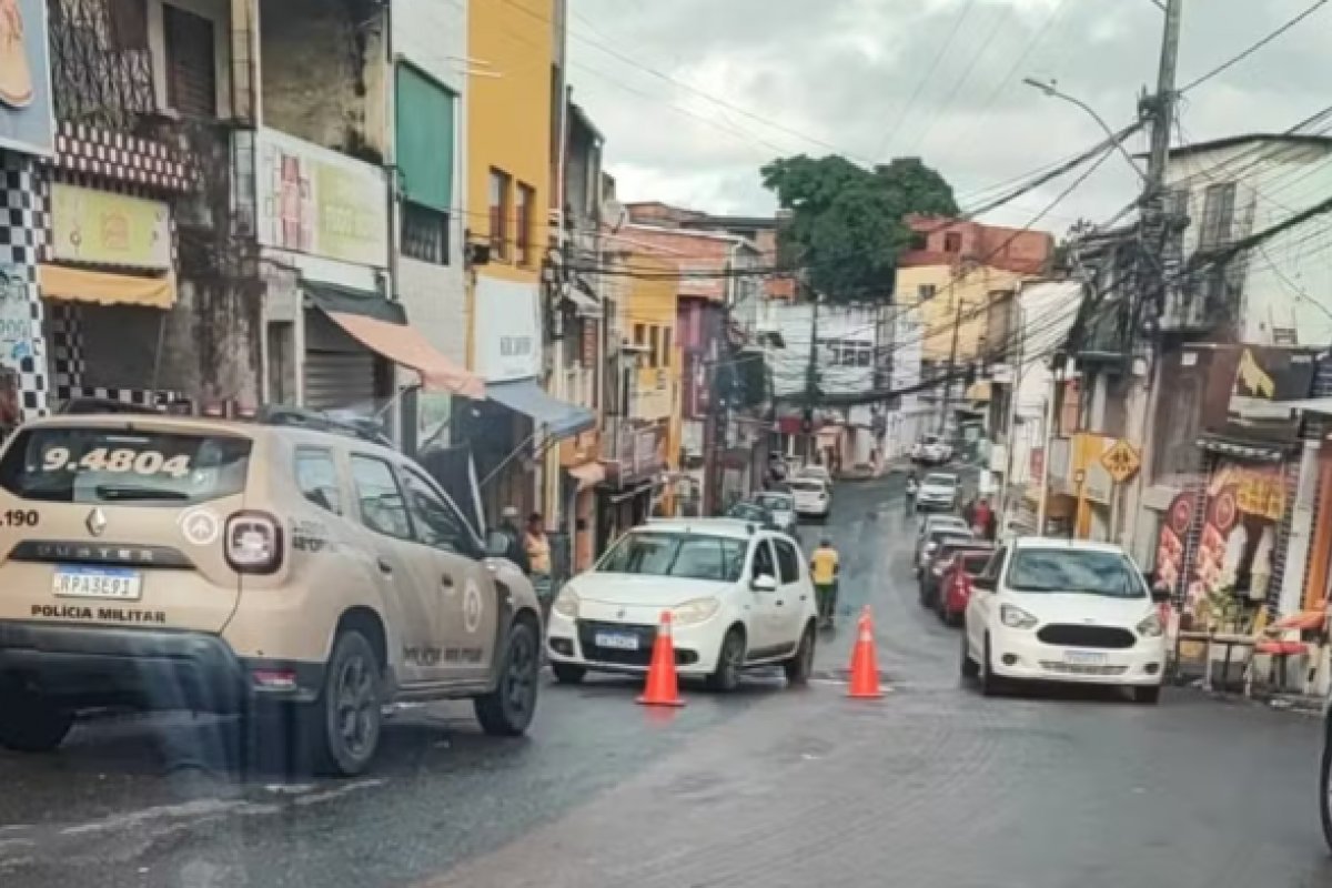 Homens são mortos a tiros e encontrados dentro de carro em Salvador