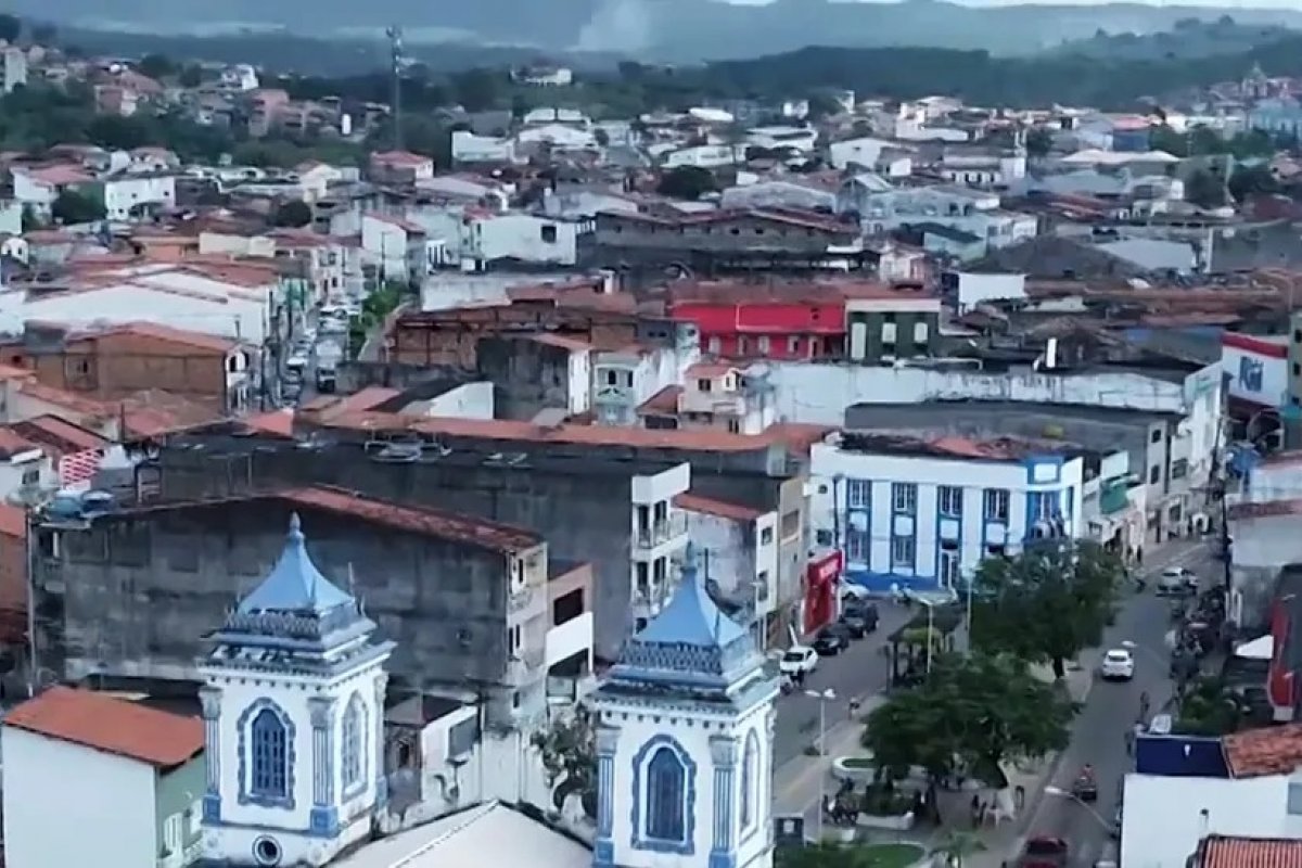 Mulher morre depois de ser esfaqueada e chegar ao hospital com faca cravada no pescoço na Bahia