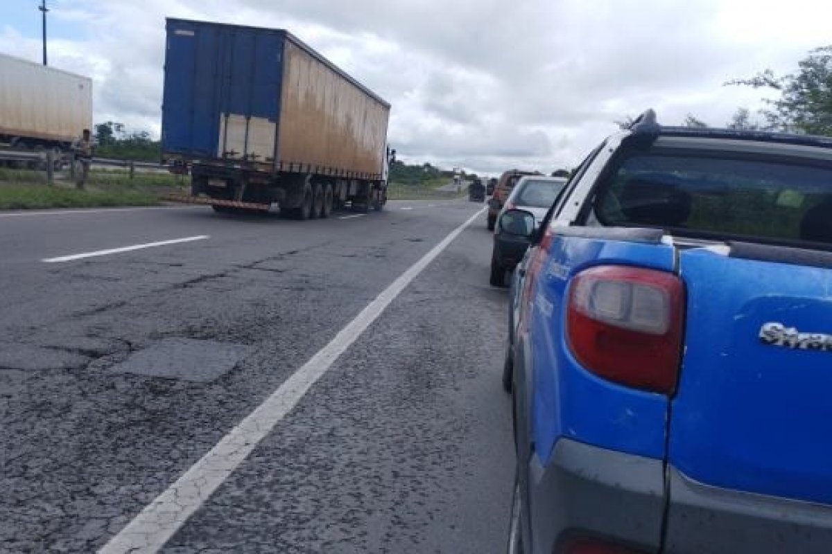 Jovem morre atropelado após descer do veículo em trecho na BR-116