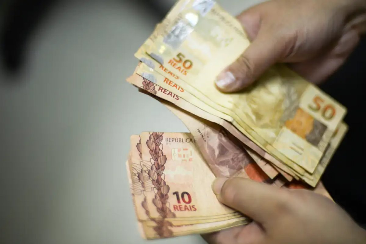 Orçamento 2025: governo projeta salário mínimo de R$ 1.502 para o próximo ano