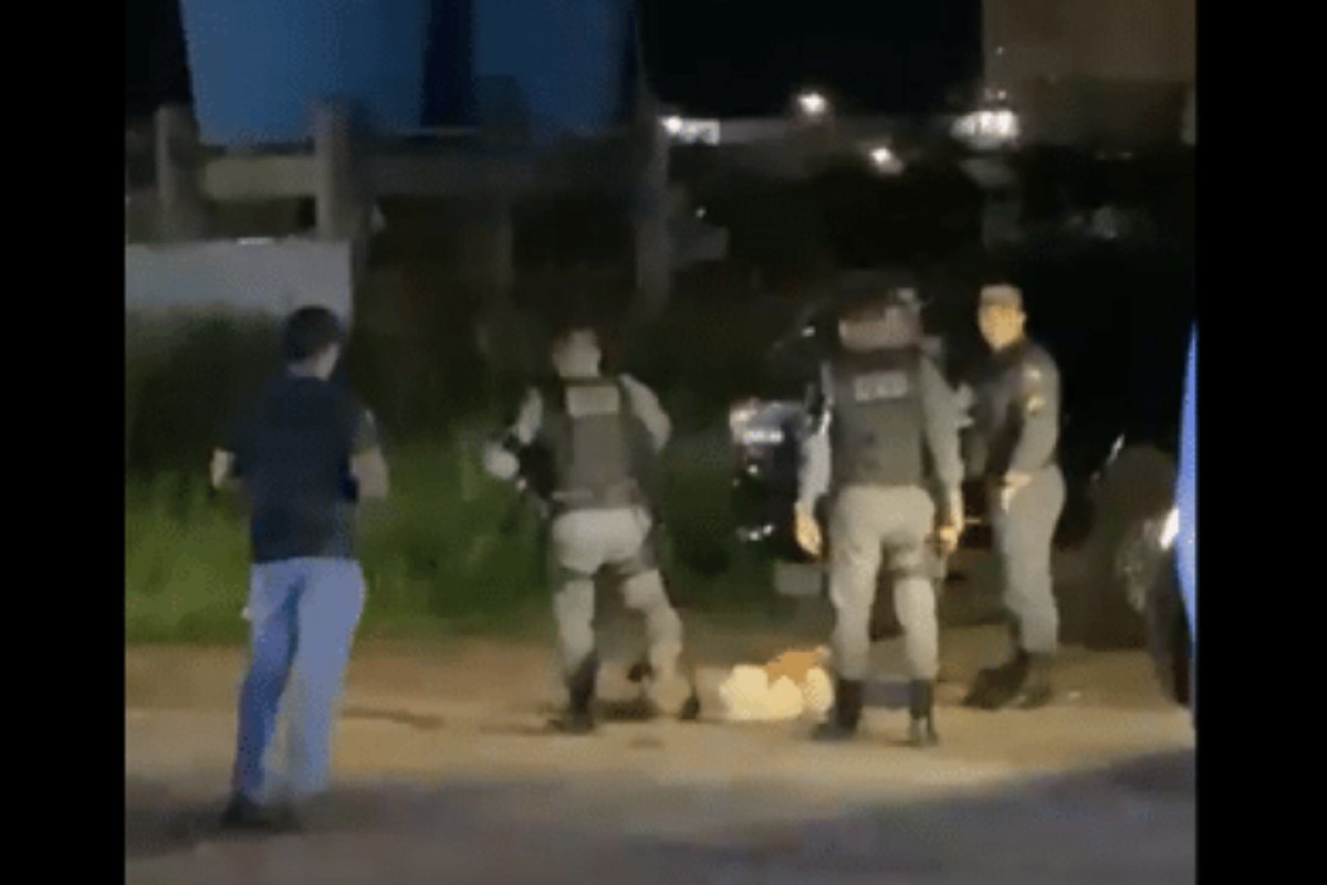 Vídeo: policial é afastado após chutar cabeça de suspeito algemado durante prisão