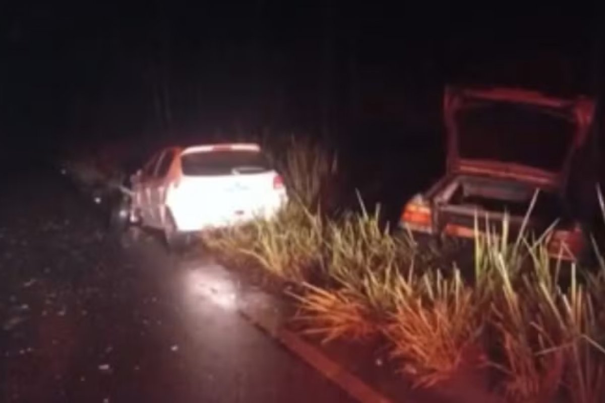 Colisão de veículos causa briga de trânsito e termina com duas pessoas esfaqueadas