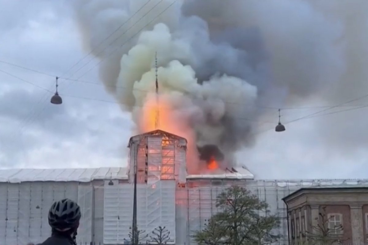 Incêndio atinge prédio da Bolsa de Copenhague na Dinamarca