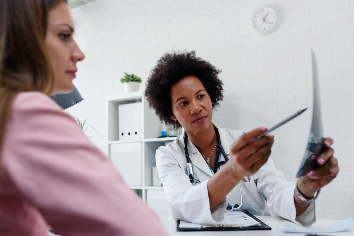 Negligenciar autocuidado em prol de familiares põe em risco saúde feminina, alerta médica!