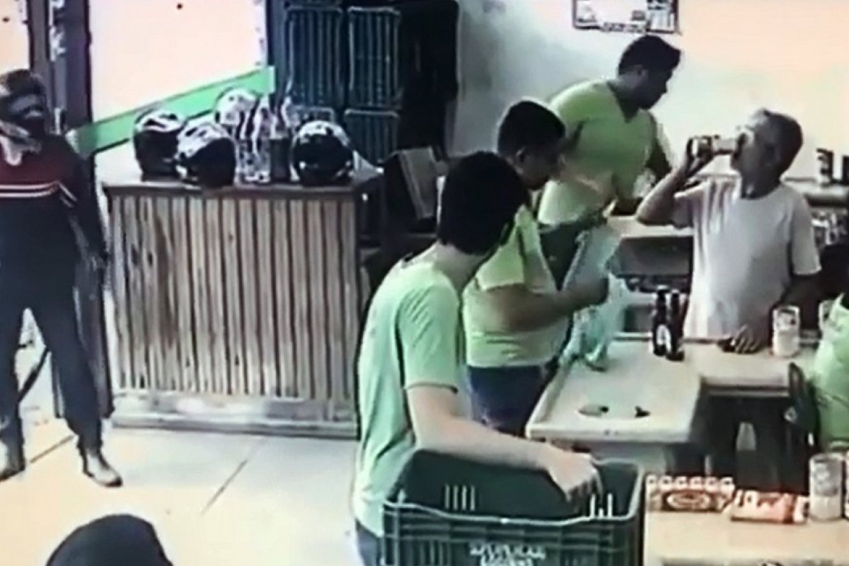 Bandido desiste de assalto após ser ignorado por clientes em Minas Gerais