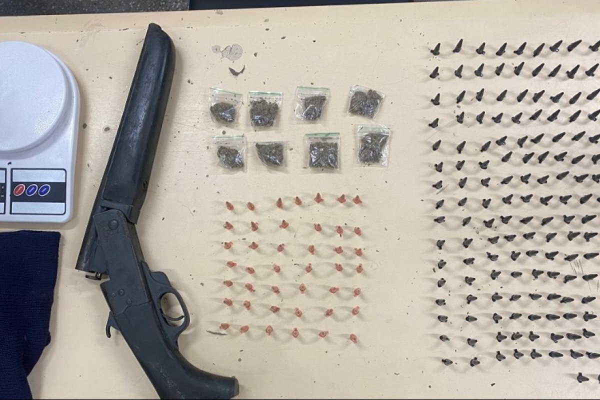 Um arma e 215 porções de maconha são apreendidas pela PM em Lauro de Freitas