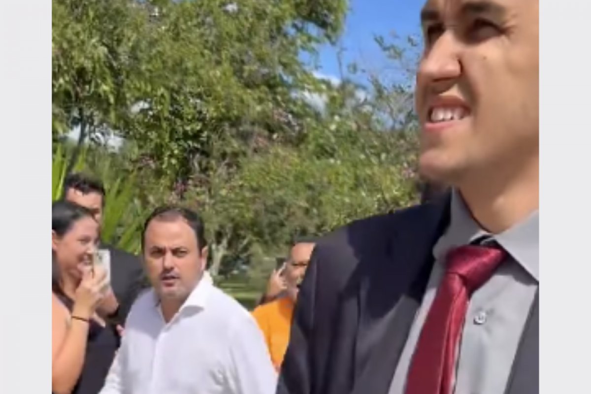 Vídeo: Deputado do PSOL agride e expulsa membro do MBL da Câmara