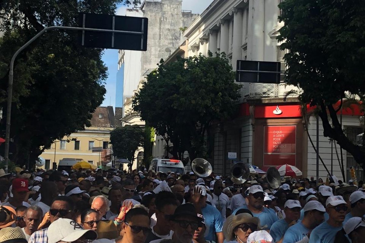Devotos acompanham cortejo em direção à Colina Sagrada