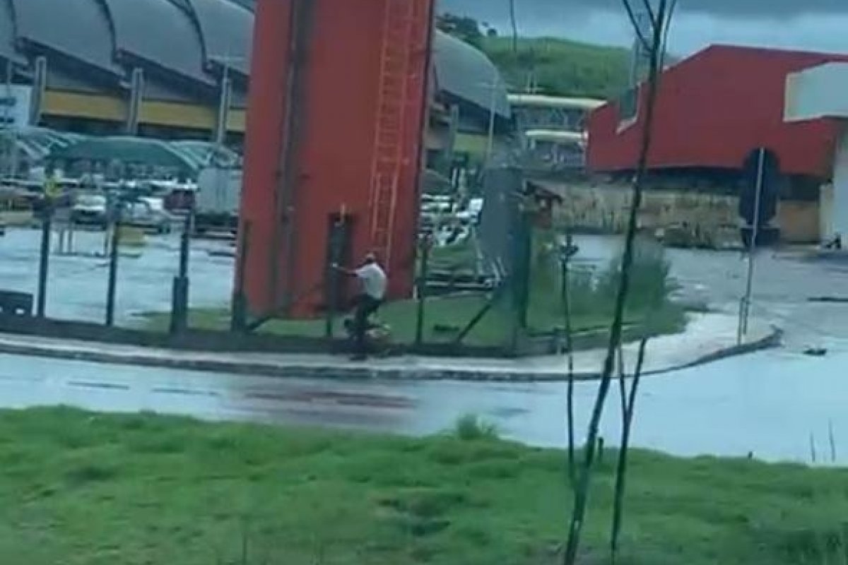 Vídeo: homem é agredido em frente a supermercado em Salvador