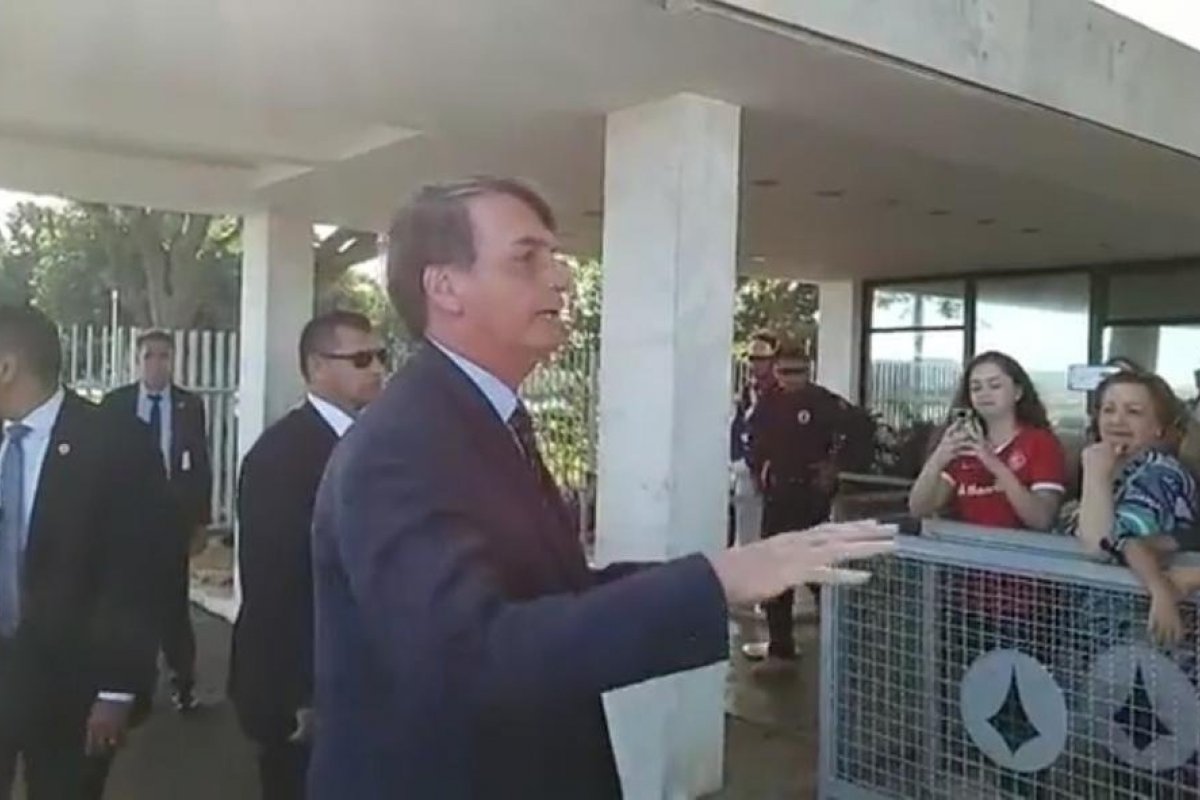 Em sua coletiva matinal, Bolsonaro critica a imprensa