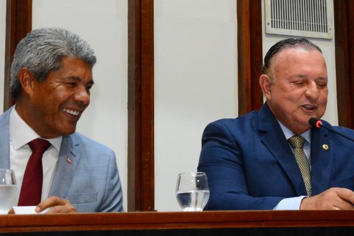 Jerônimo entrega à ALBA projeto de lei que iguala salários de professores indígenas