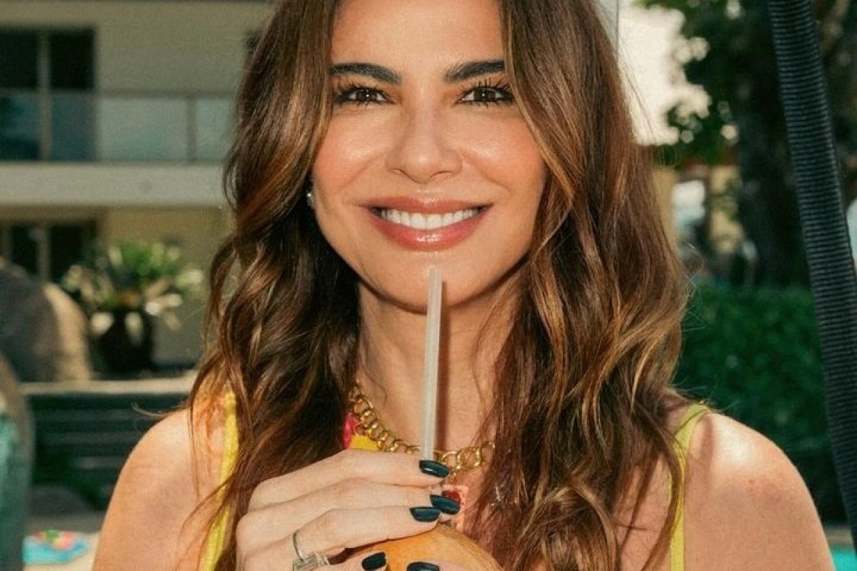 Luciana Gimenez curte férias na Bahia!