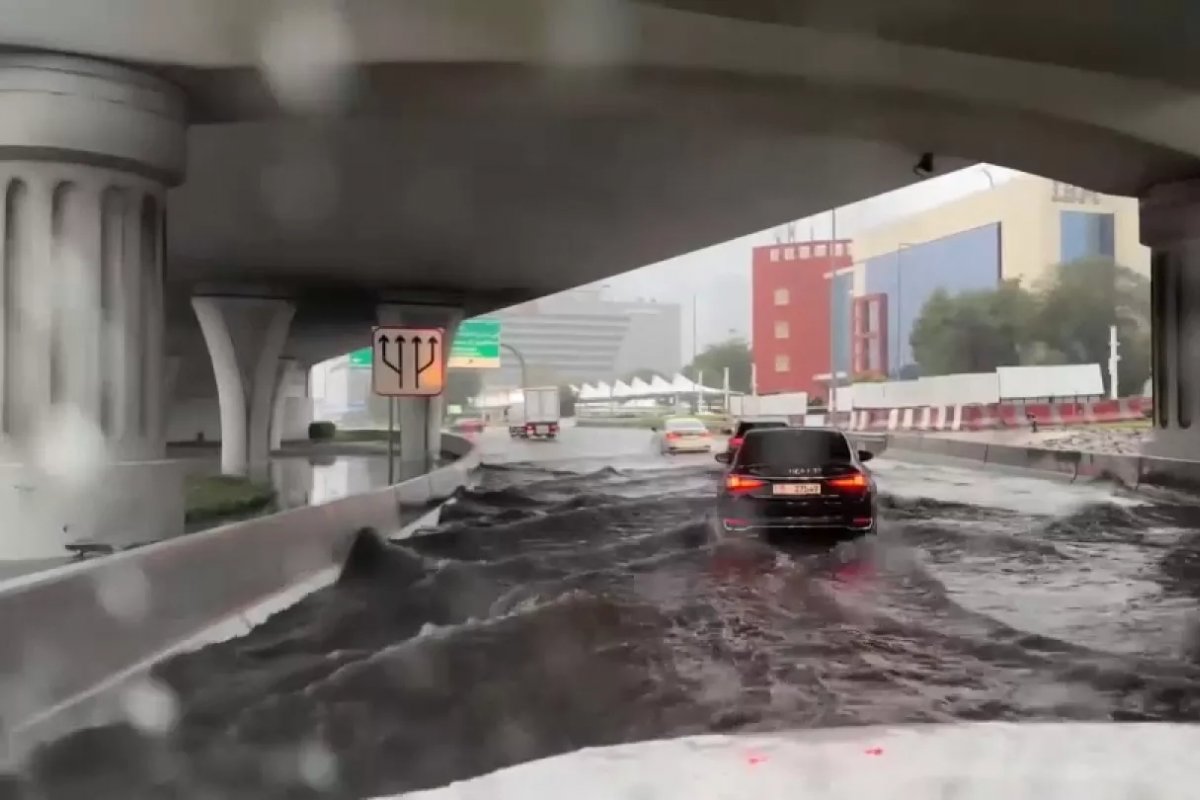 Chuva intensa em Dubai deixa alagamentos e carros cobertos pelas águas