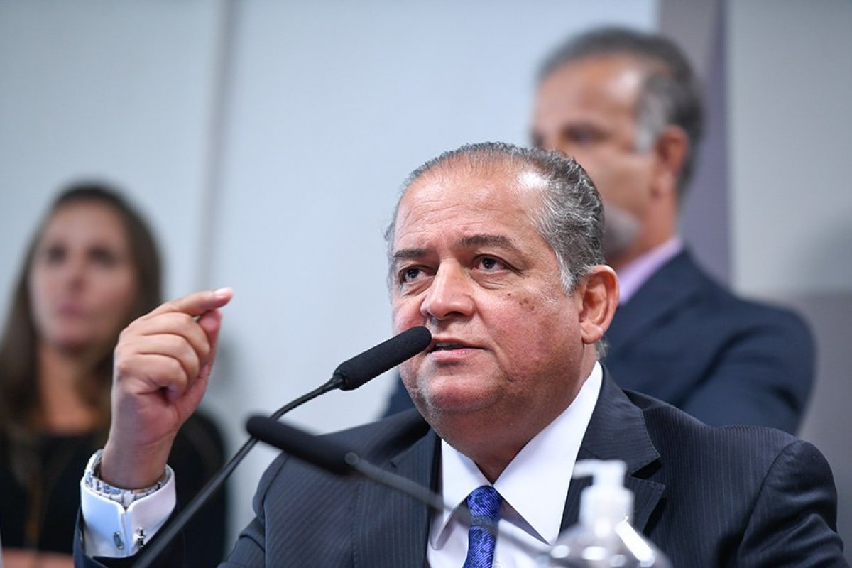 Comissão do Senado aprova PEC que turbina salário de juízes e promotores