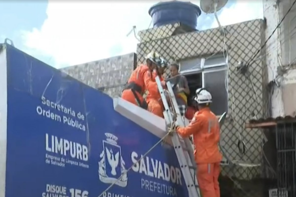 Caminhão de coleta de lixo atinge casas em Salvador e moradores são resgatados