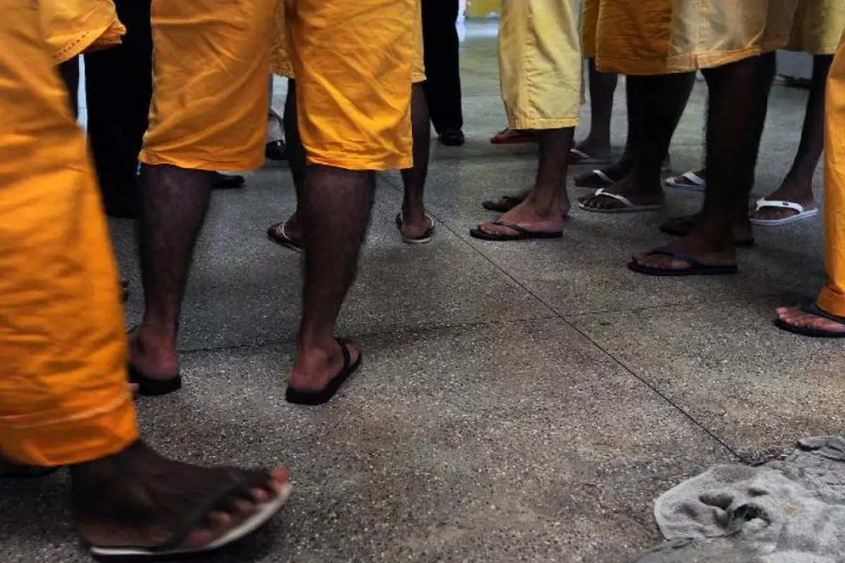 STJ anula júri após decisão que negou uso de roupas próprias pelo réu