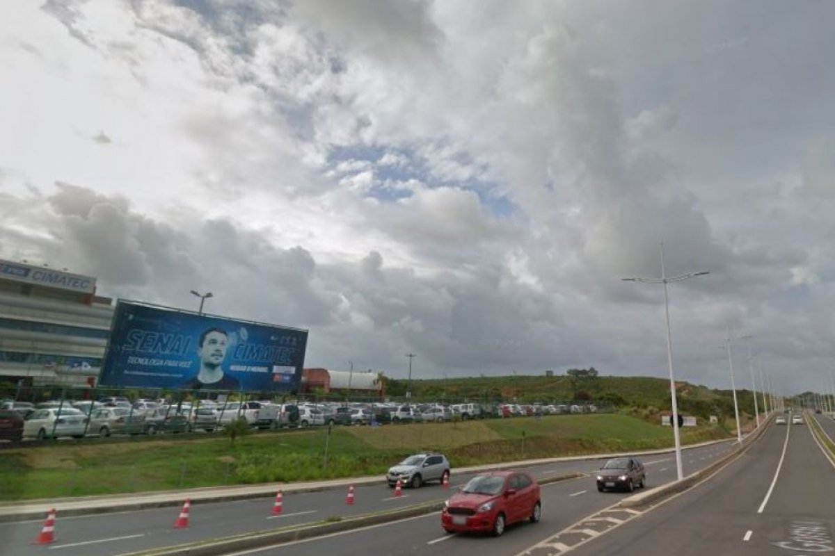 Uma pessoa ficou ferida após capotamento de carro na Av. Orlando Gomes, em Salvador