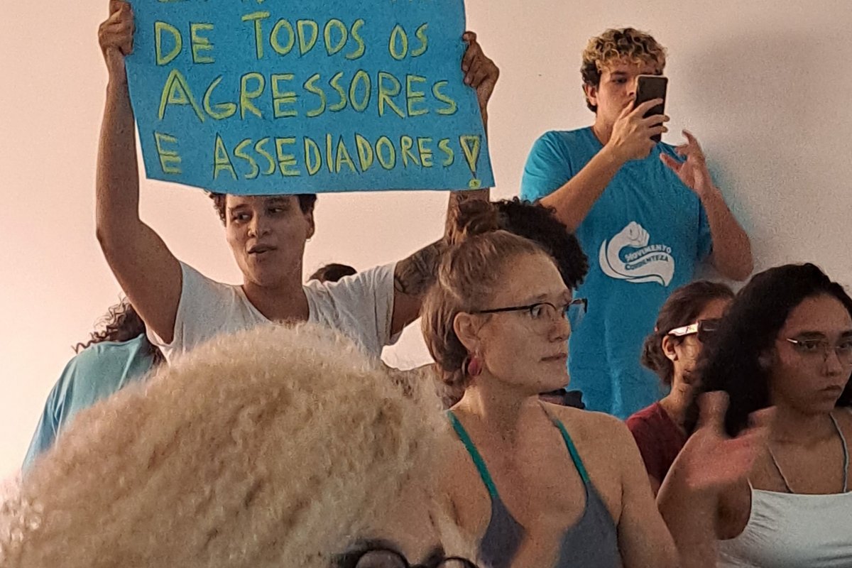 Vídeo: Estudantes da UFBA realizam protesto contra professor acusado de assédio contra alunas
