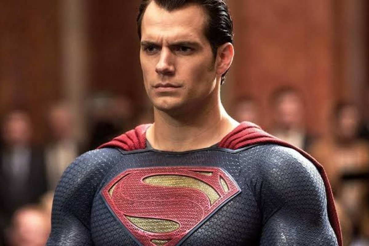 Henry Cavill diz que está velho para interpretar 007 nos cinemas