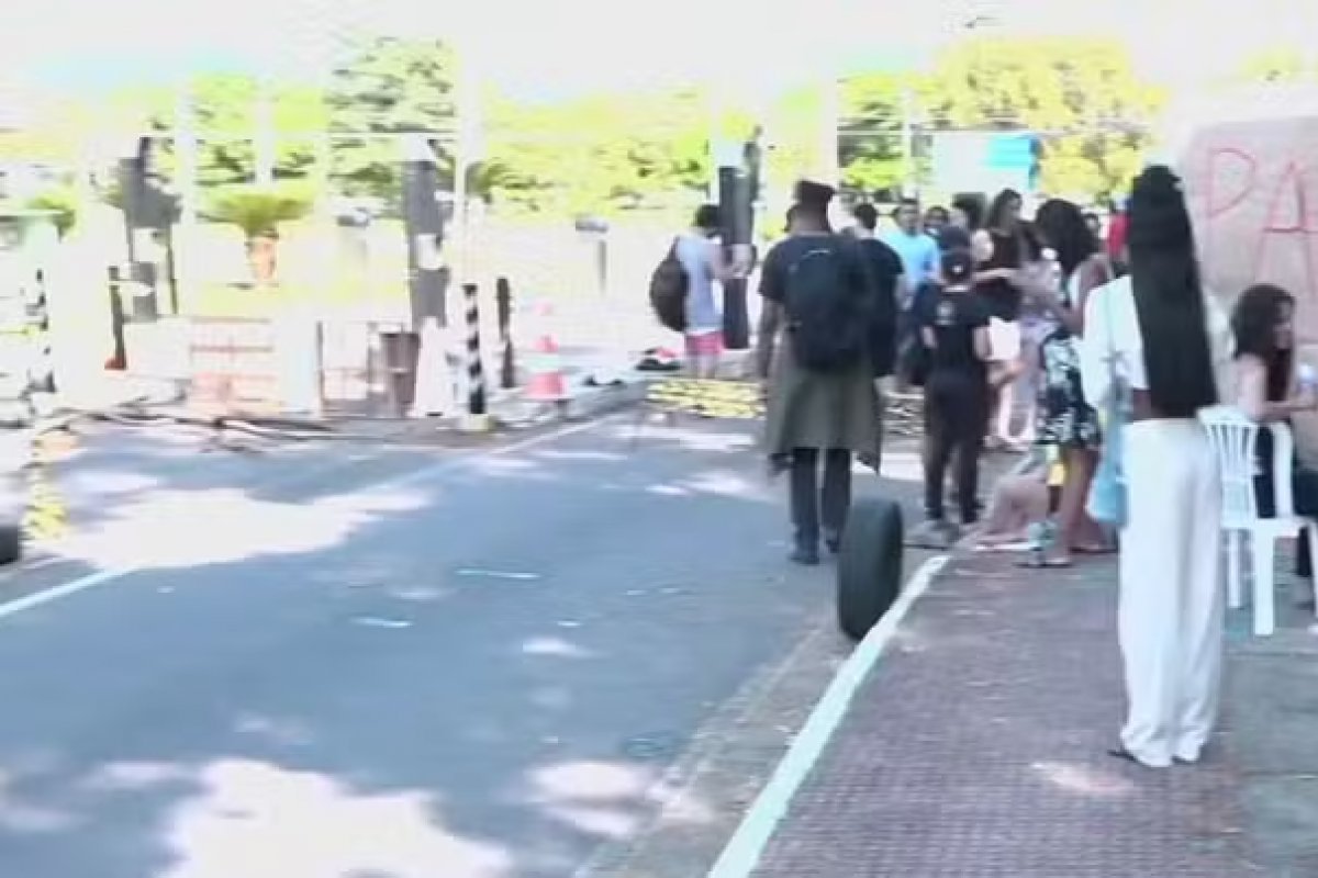 Governo e servidores federais em greve se reúnem nesta sexta (19) em busca de um acordo