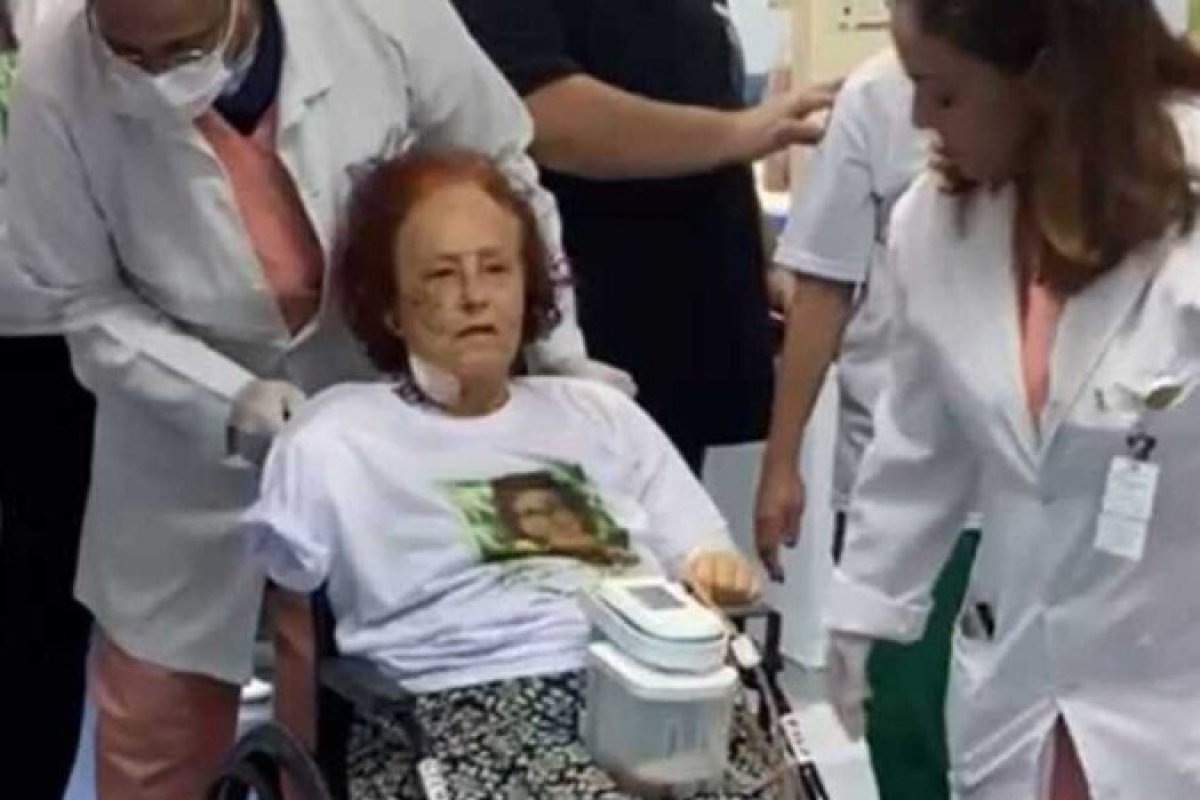 Roseana Murray, escritora atacada por pitbulls, deixa o hospital no Rio de Janeiro