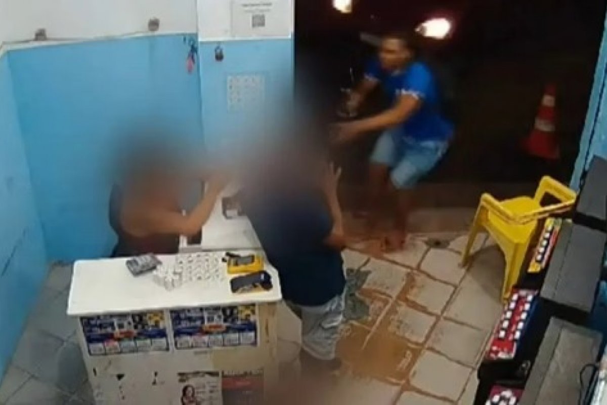 Vídeo: jovem com farda estudantil pratica assaltos em bairro de Salvador